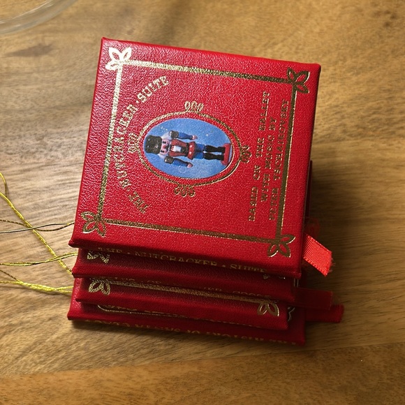 FOUR KURT ALDER RED MINI RED BOOKS. ORNAMENTS 1977
LIKE NEW - Picture 7 of 7